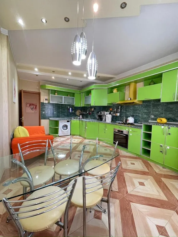 Satılır 4 otaqlı mənzil 170 m²