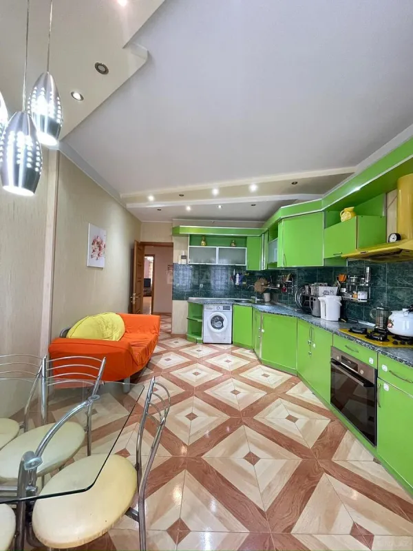 Satılır 4 otaqlı mənzil 170 m²