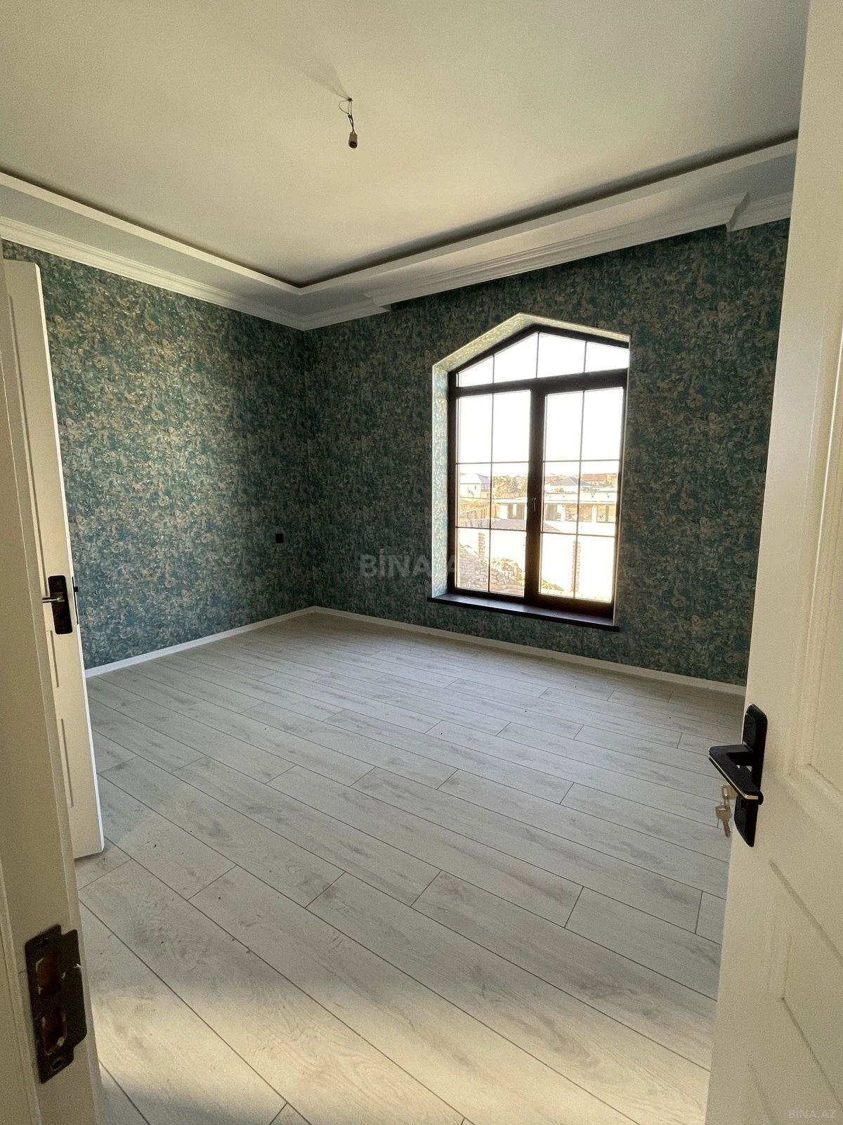 Satılır 11 otaqlı həyət evi 370 m²