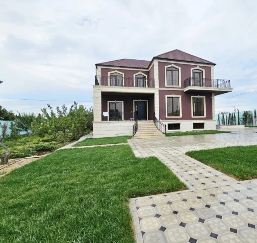 Satılır 11 otaqlı həyət evi 370 m²