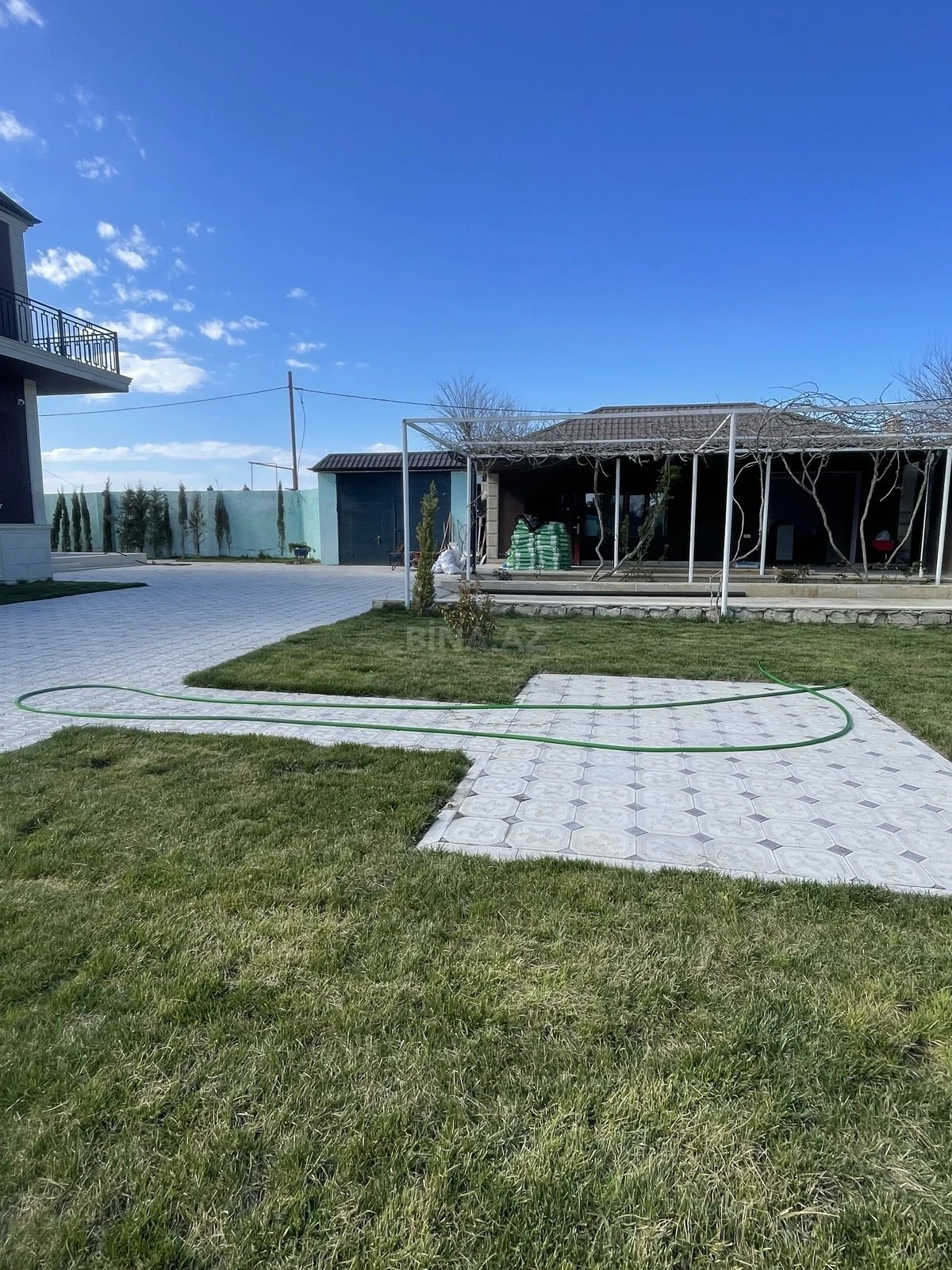 Satılır 11 otaqlı həyət evi 370 m²