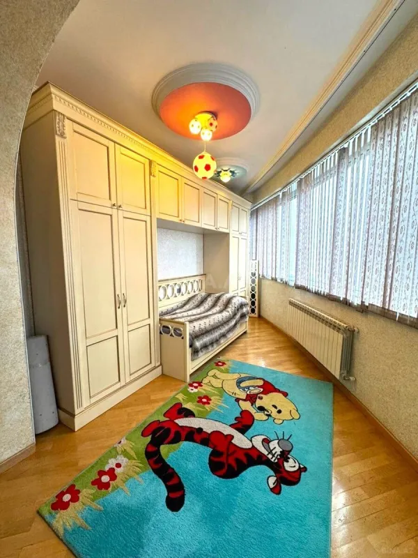 Satılır 4 otaqlı mənzil 186 m²