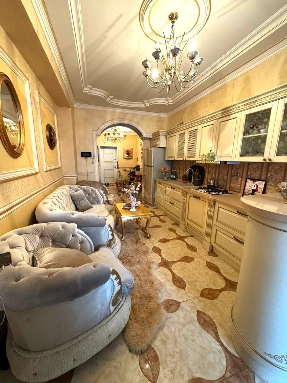 Satılır 4 otaqlı mənzil 186 m²