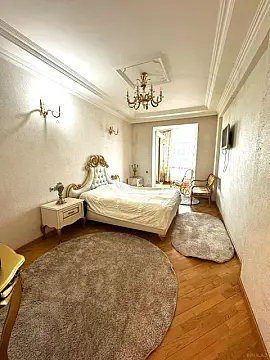 Satılır 4 otaqlı mənzil 186 m²