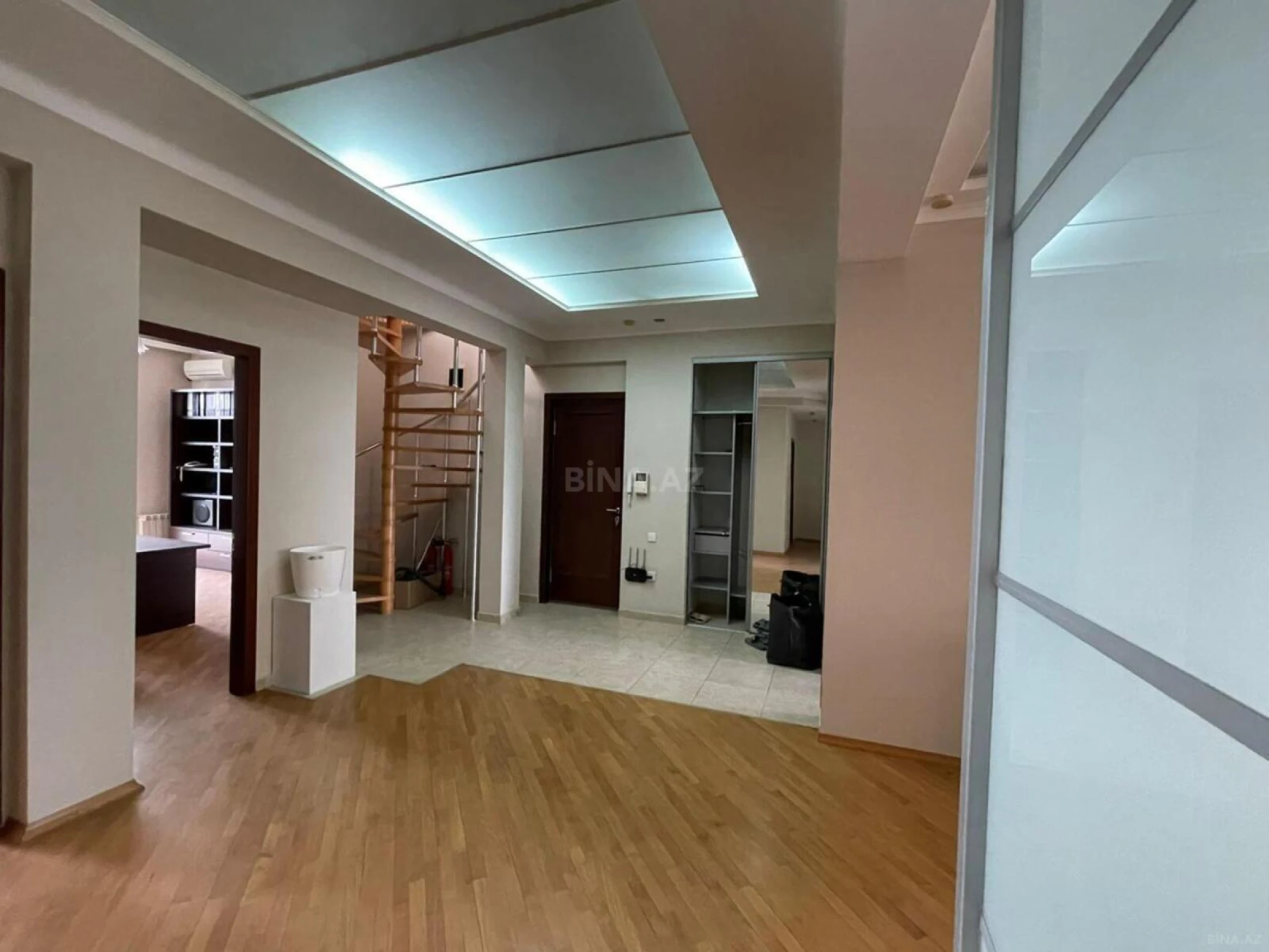 Kirayə verilir 3 otaqlı mənzil 400 m²
