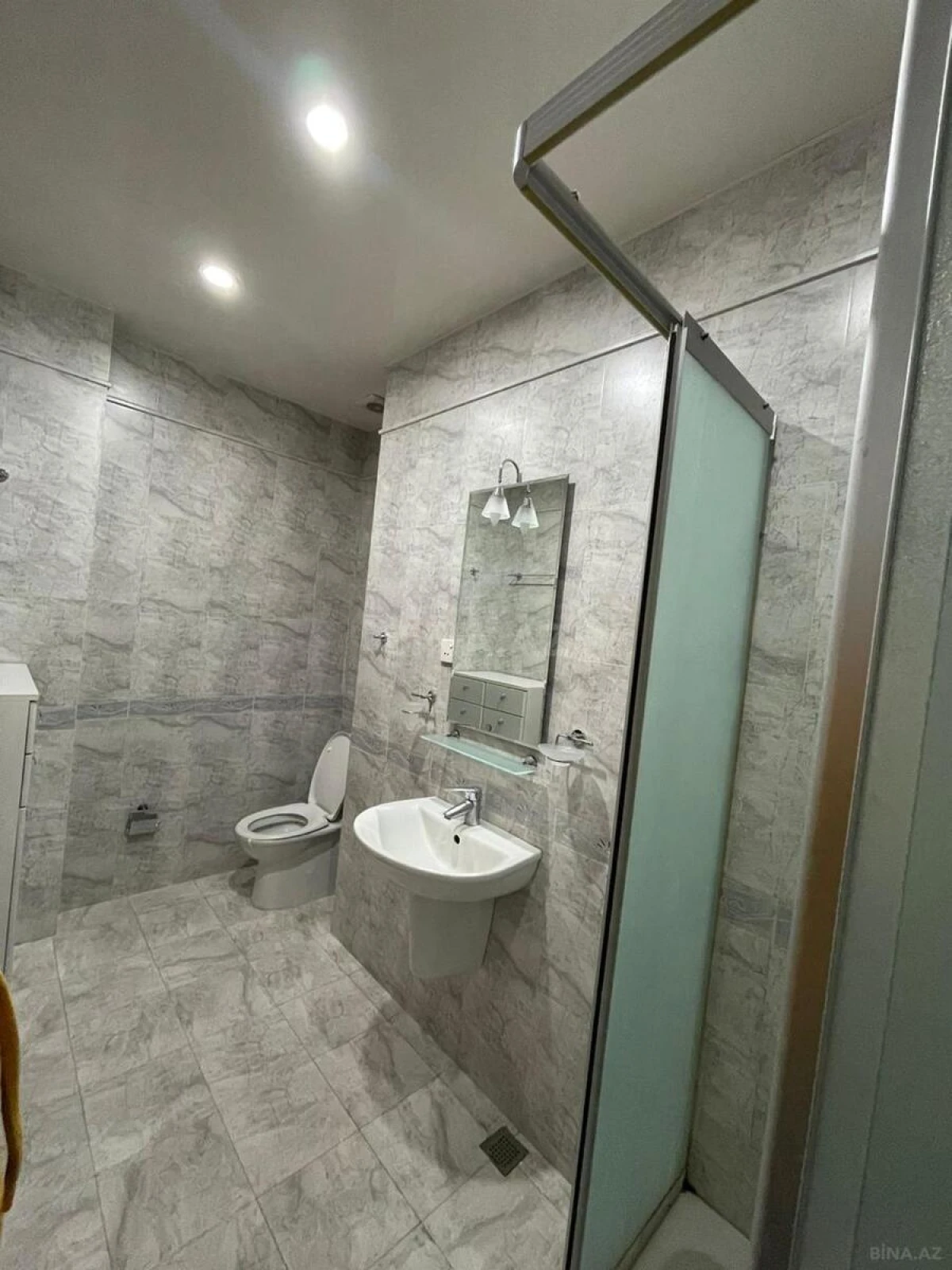 Kirayə verilir 3 otaqlı mənzil 400 m²