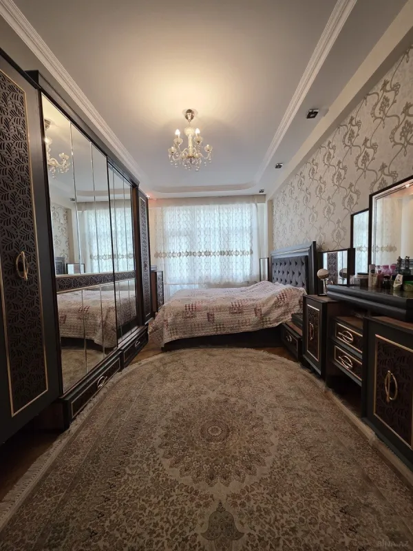 Satılır 4 otaqlı mənzil 130 m²