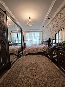 Satılır 4 otaqlı mənzil 130 m²
