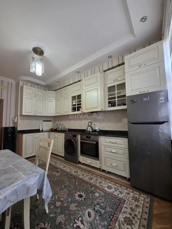 Satılır 4 otaqlı mənzil 130 m²