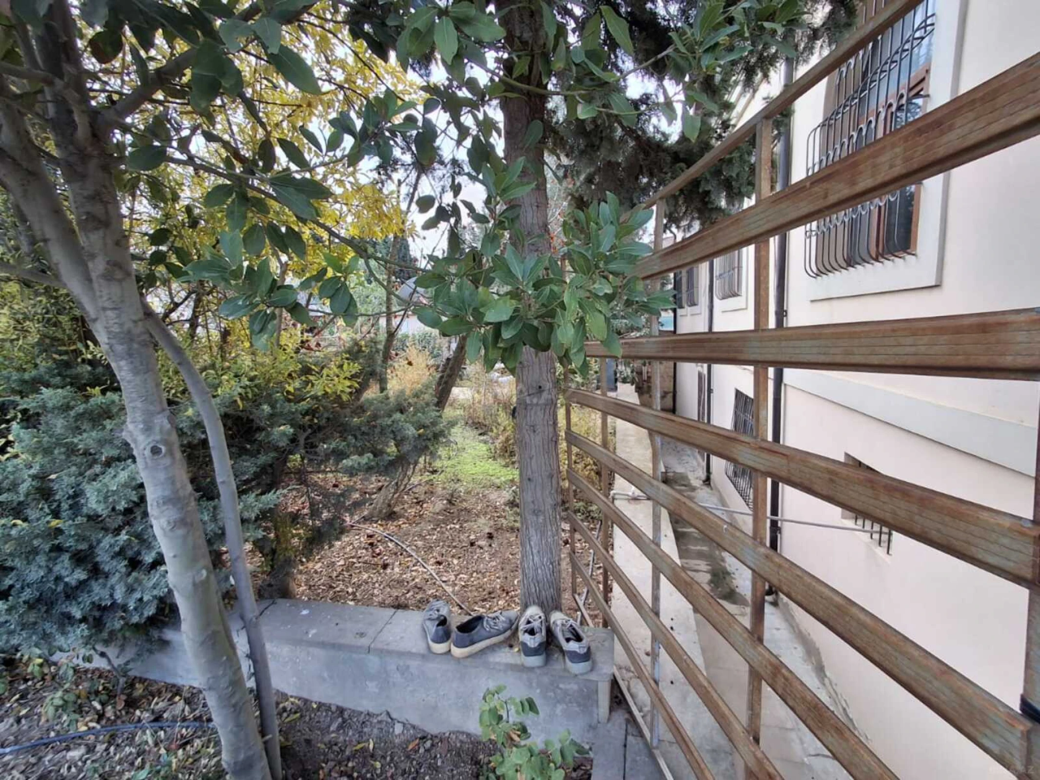 Satılır 12 otaqlı həyət evi 800 m²