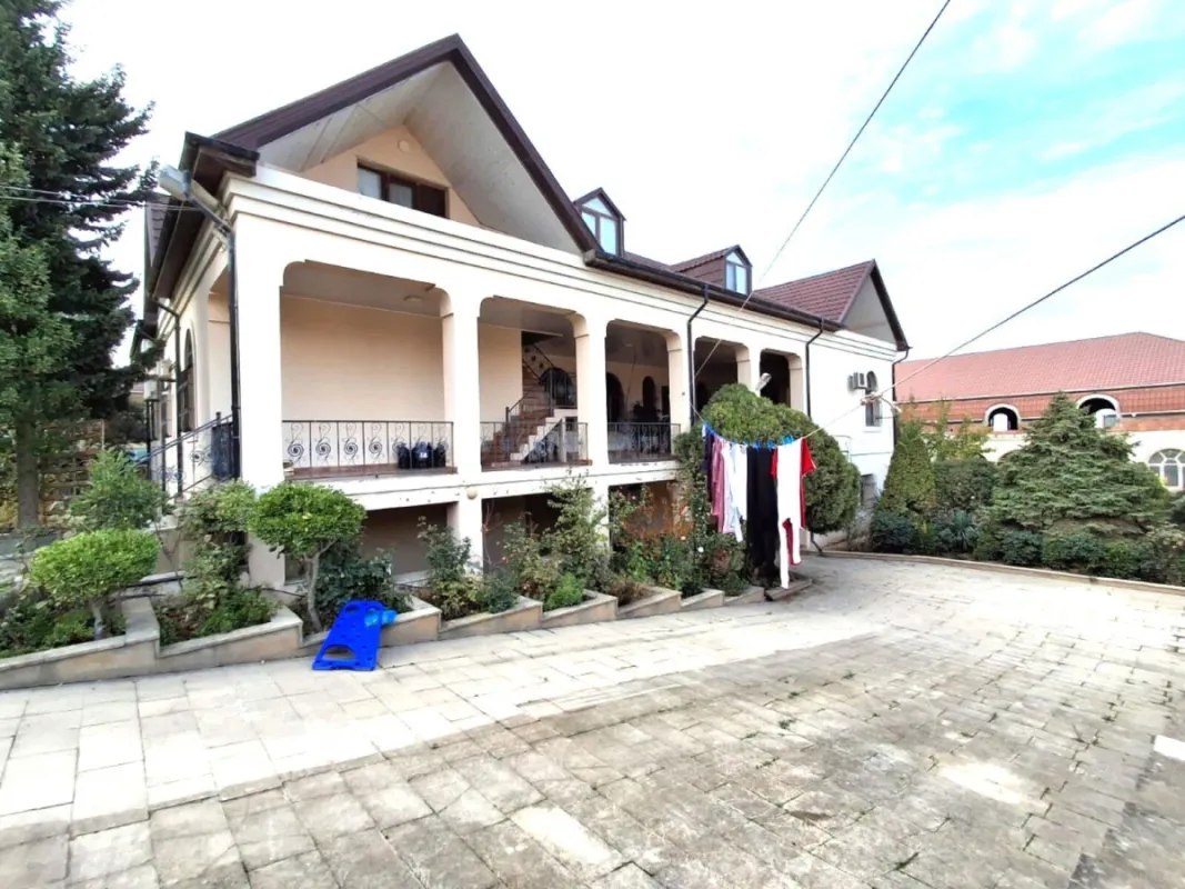 Satılır 12 otaqlı həyət evi 800 m²