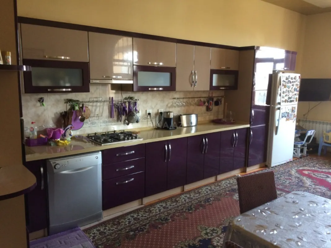 Satılır 12 otaqlı həyət evi 800 m²