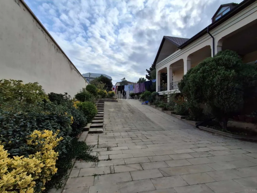 Satılır 12 otaqlı həyət evi 800 m²