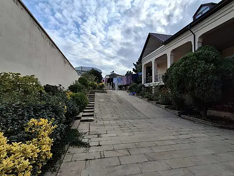 Satılır 12 otaqlı həyət evi 800 m²