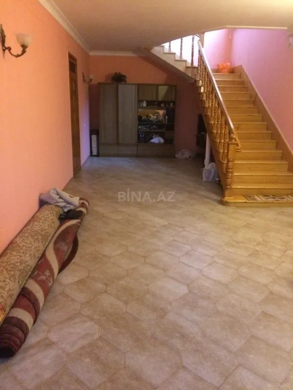 Satılır 12 otaqlı həyət evi 800 m²