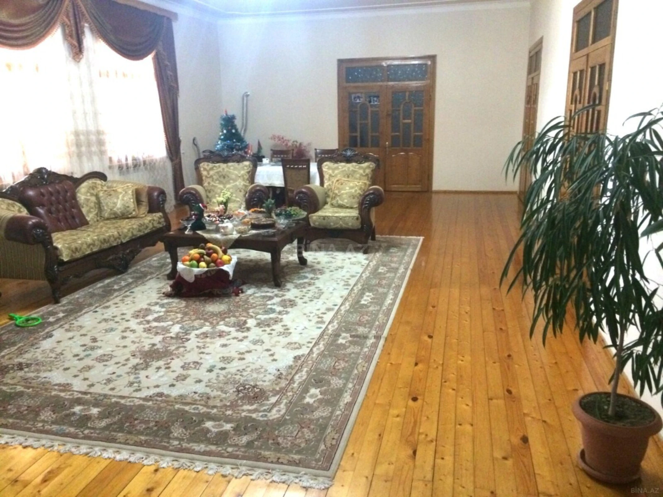 Satılır 12 otaqlı həyət evi 800 m²