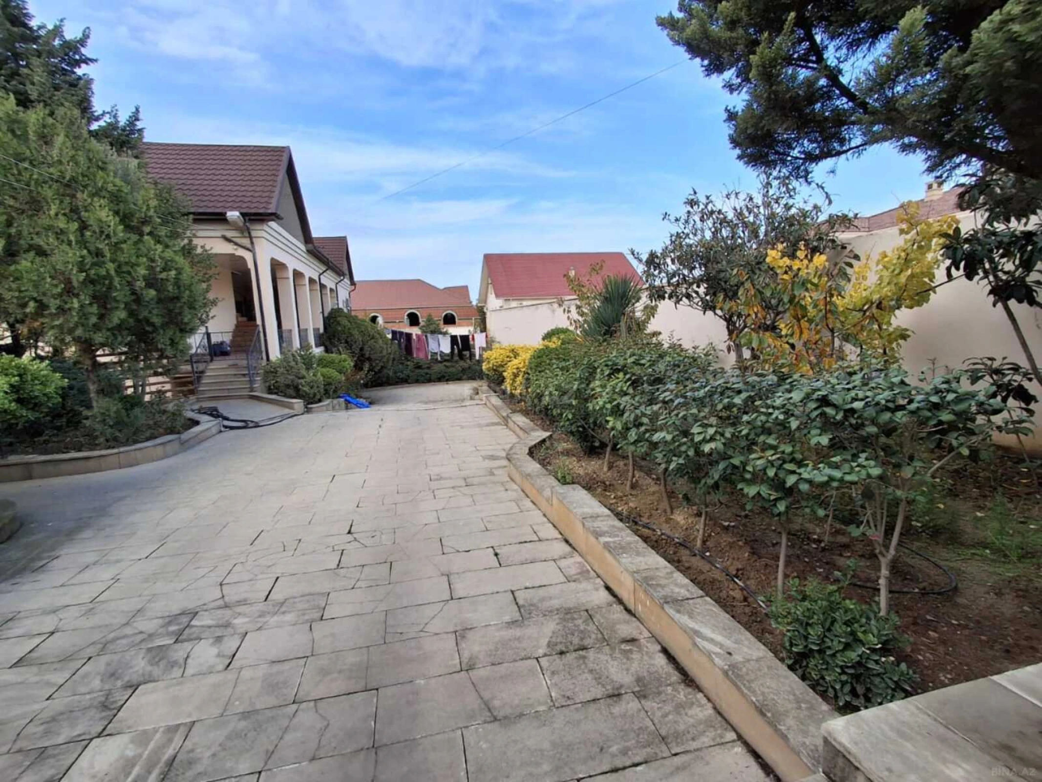 Satılır 12 otaqlı həyət evi 800 m²