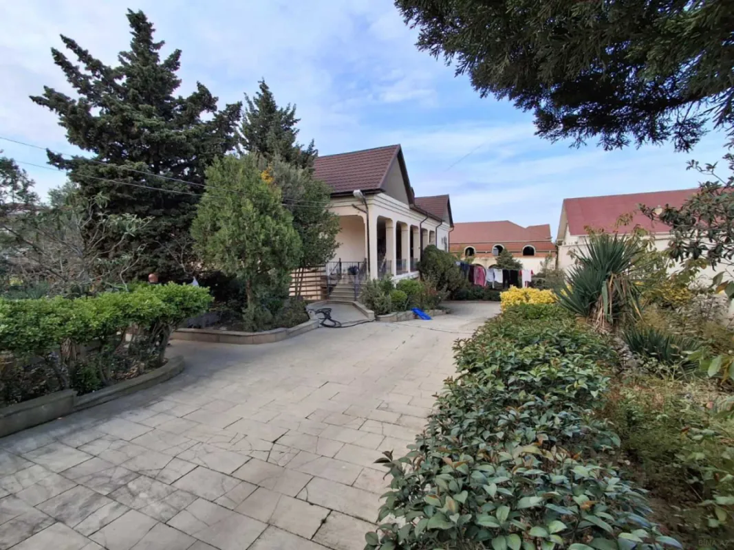 Satılır 12 otaqlı həyət evi 800 m²