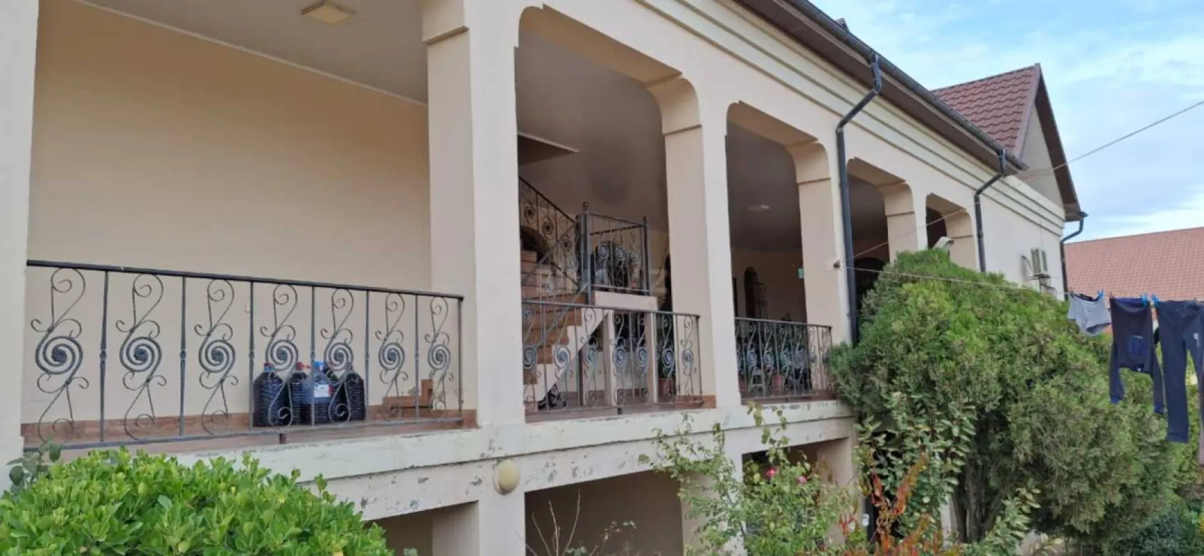 Satılır 12 otaqlı həyət evi 800 m²