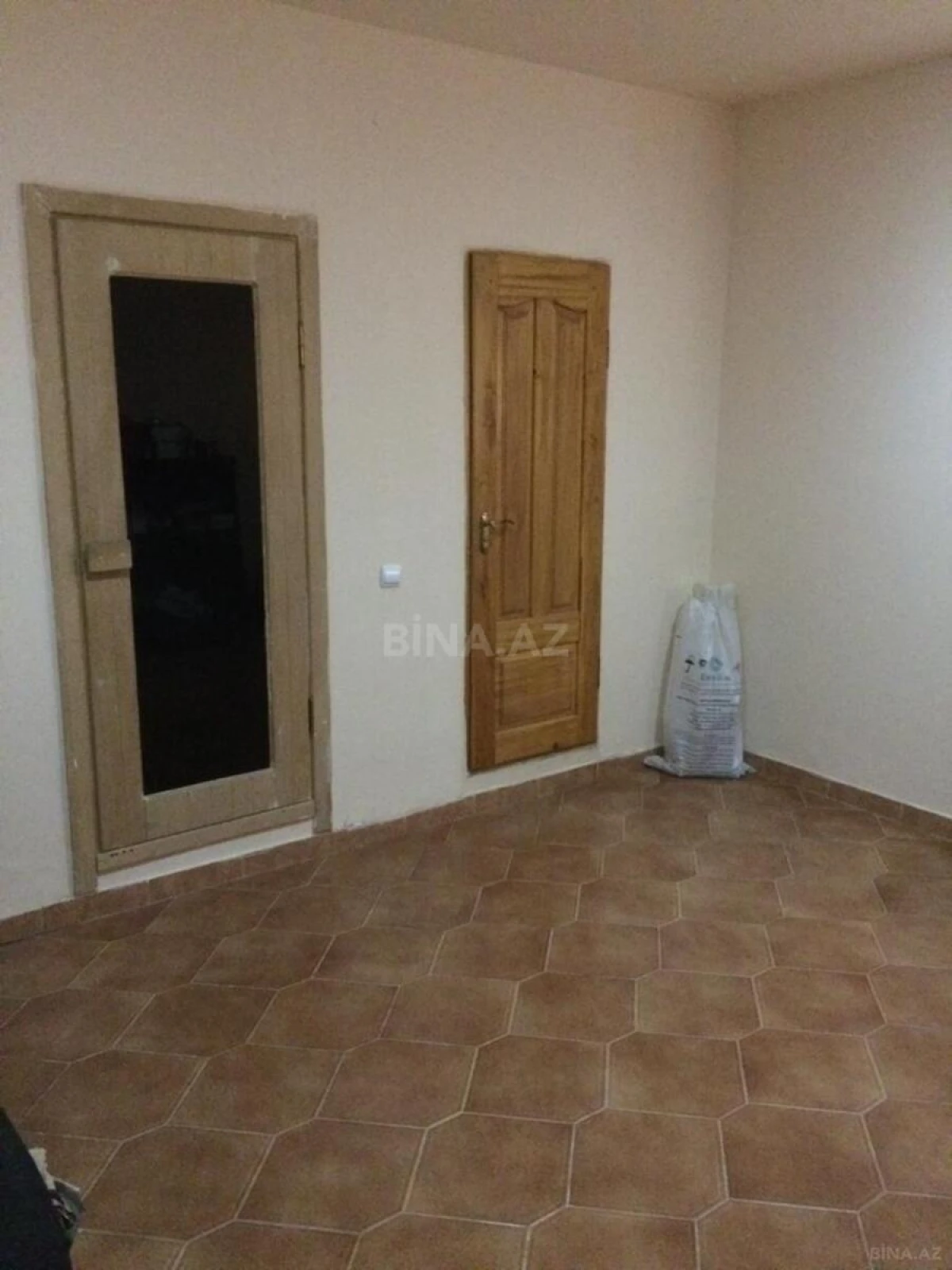 Satılır 12 otaqlı həyət evi 800 m²