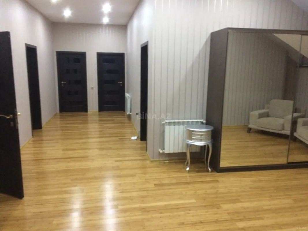 Satılır 12 otaqlı həyət evi 800 m²