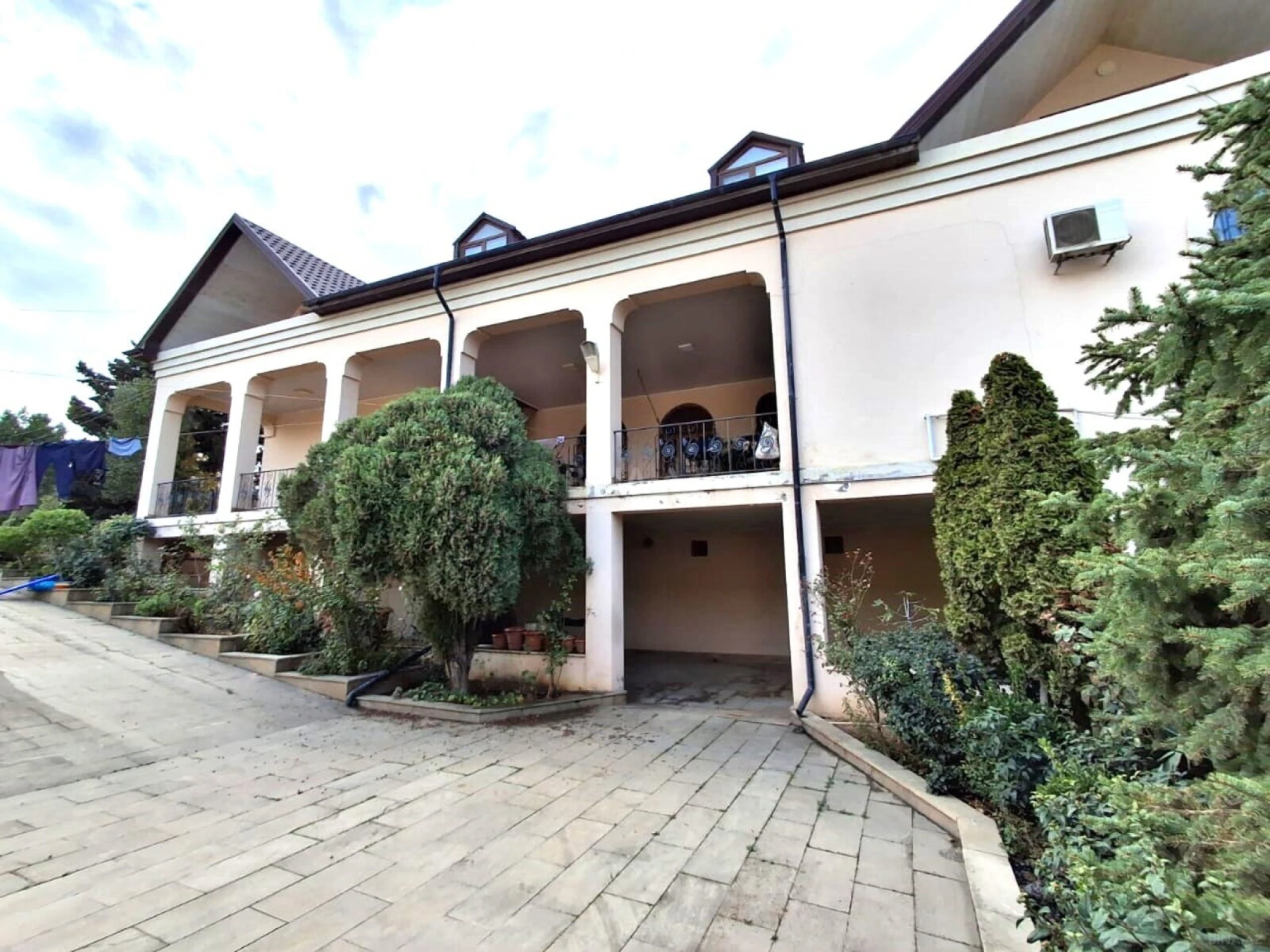 Satılır 12 otaqlı həyət evi 800 m²