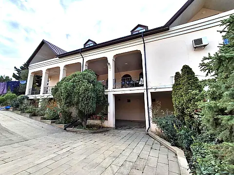 Satılır 12 otaqlı həyət evi 800 m²