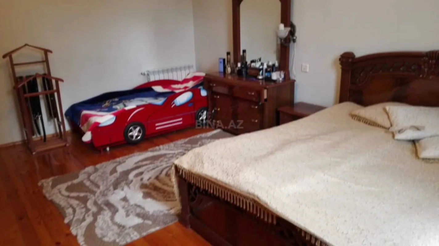 Satılır 12 otaqlı həyət evi 800 m²