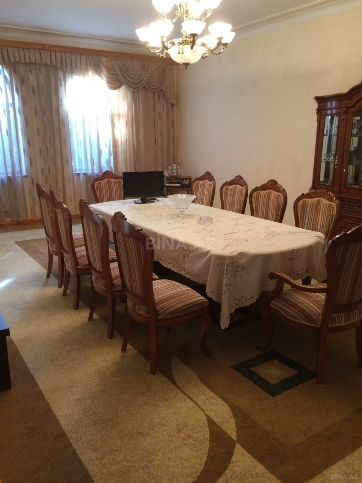 Satılır 12 otaqlı həyət evi 800 m²