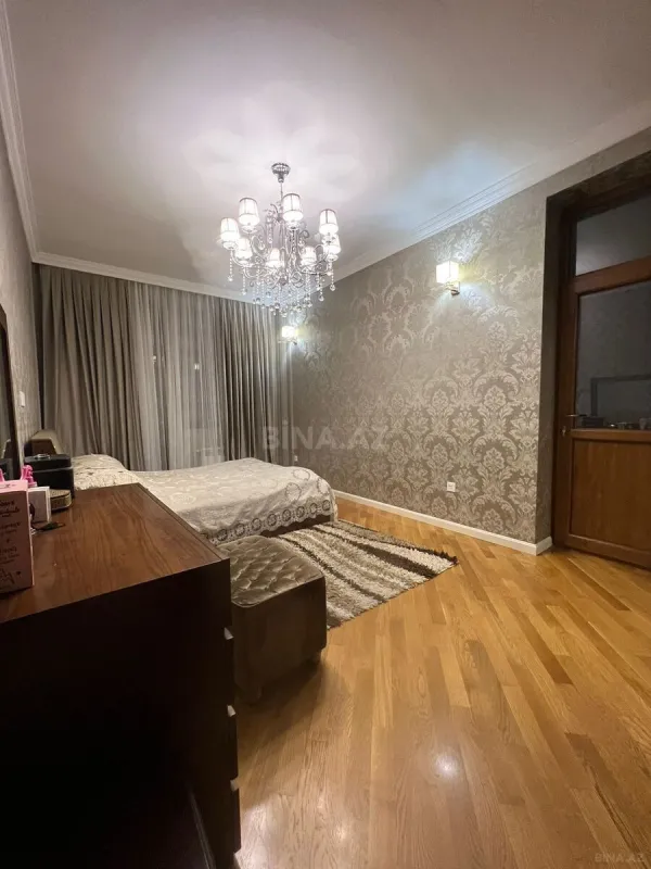 Satılır 3 otaqlı mənzil 134 m²