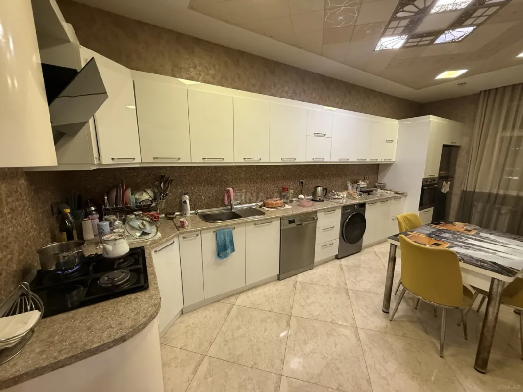 Satılır 3 otaqlı mənzil 130 m²