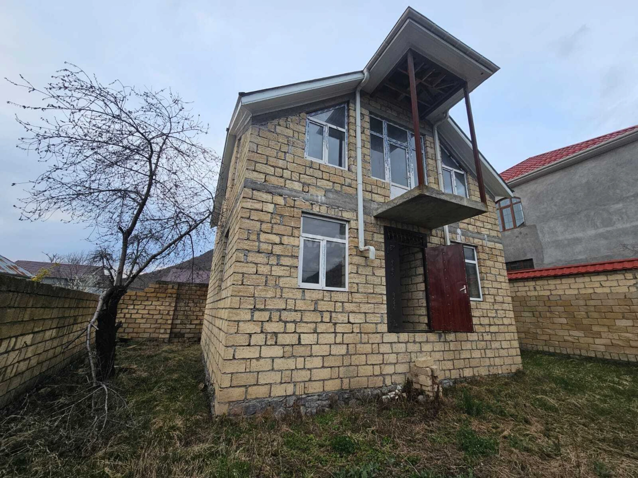 Satılır 5 otaqlı həyət evi 140 m²