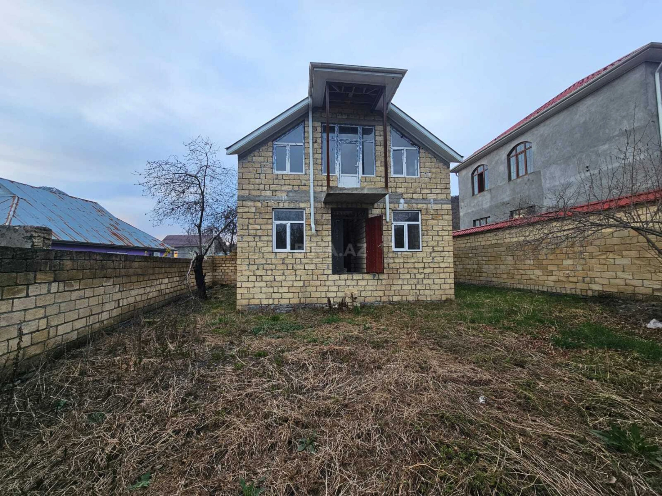 Satılır 5 otaqlı həyət evi 140 m²