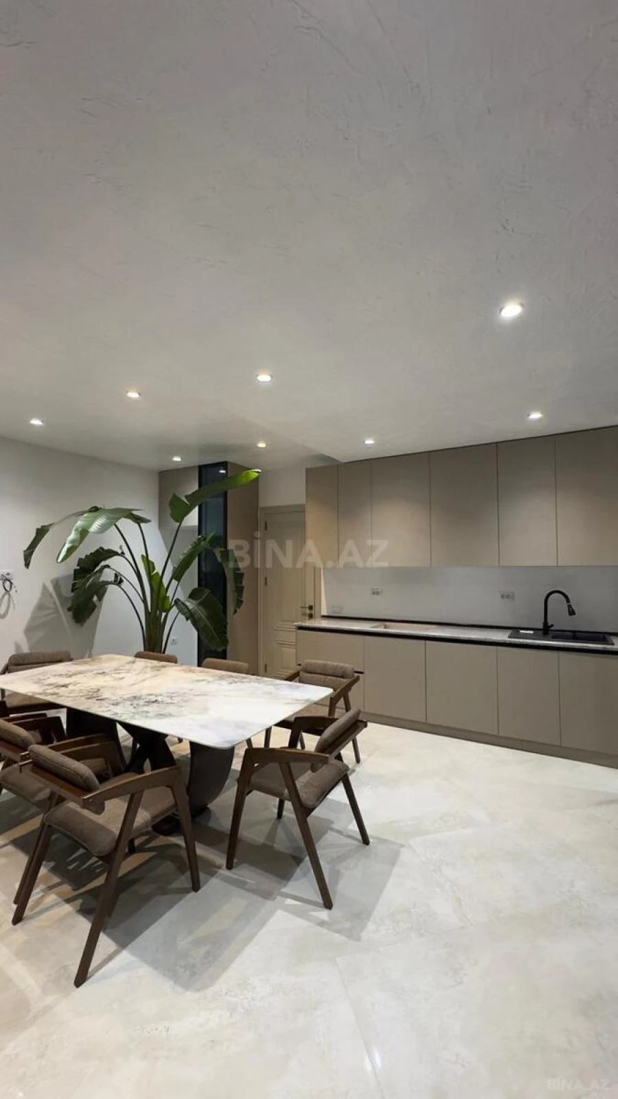 Satılır 5 otaqlı həyət evi 300 m²