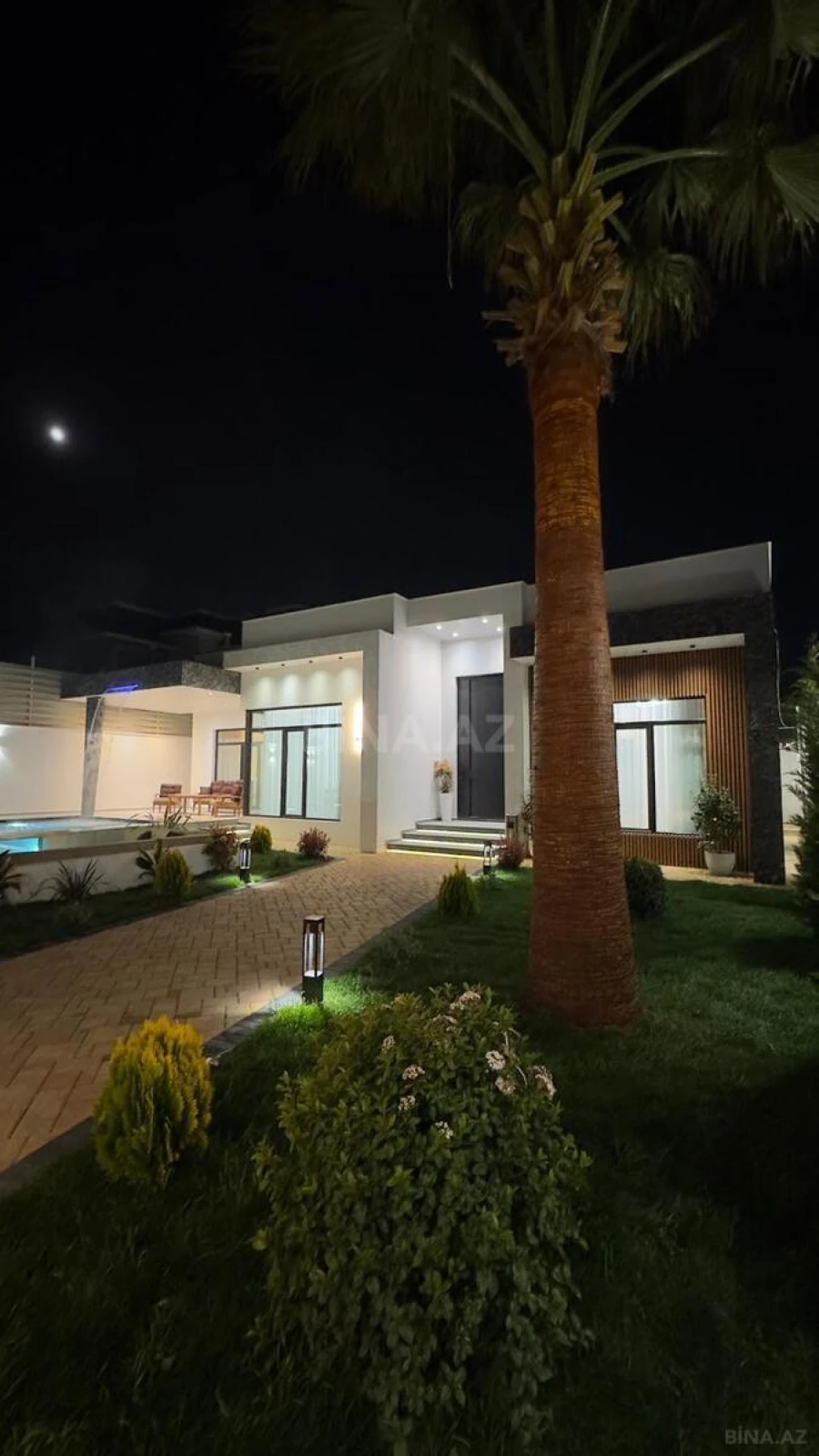 Satılır 5 otaqlı həyət evi 300 m²