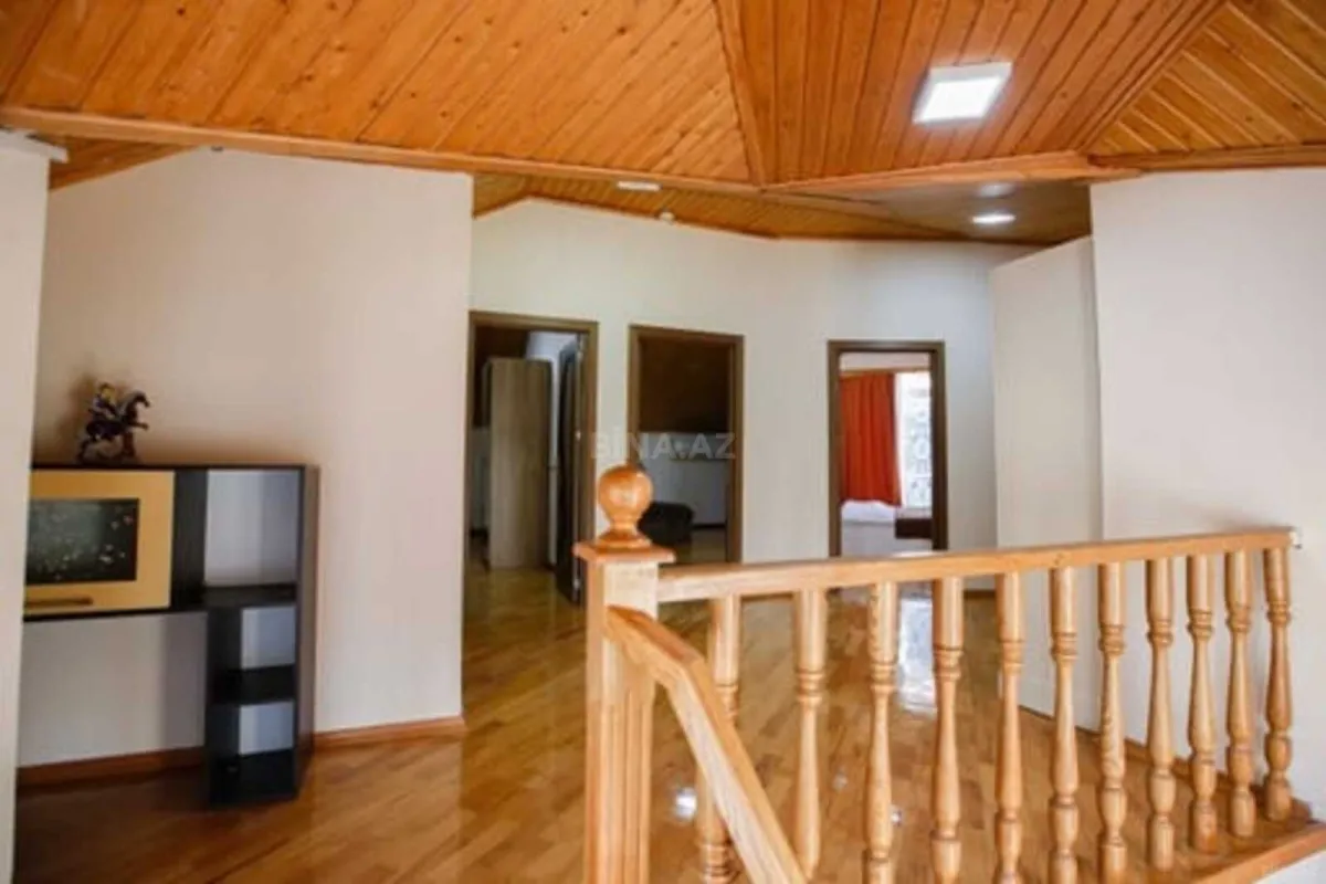 Satılır 8 otaqlı həyət evi 400 m²