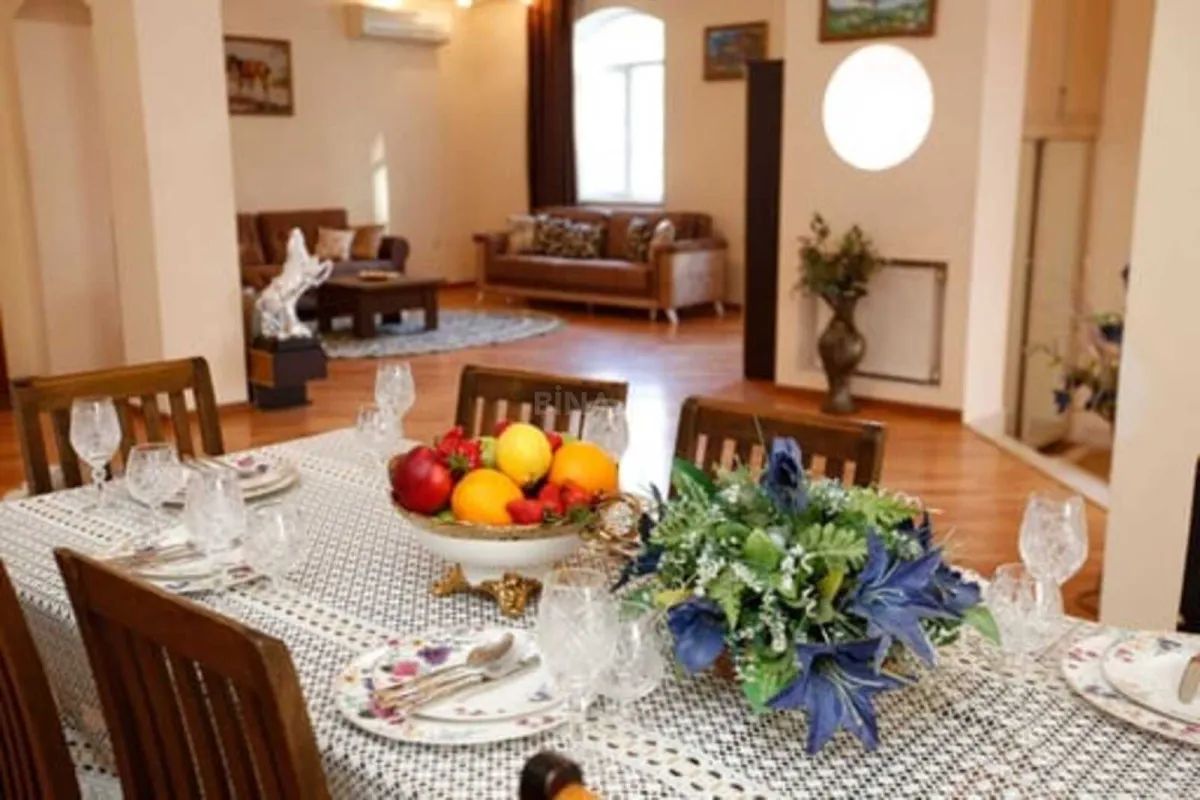 Satılır 8 otaqlı həyət evi 400 m²