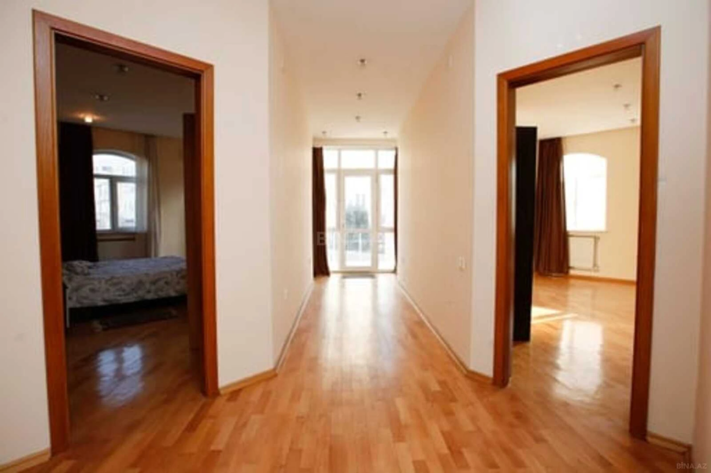Satılır 8 otaqlı həyət evi 400 m²
