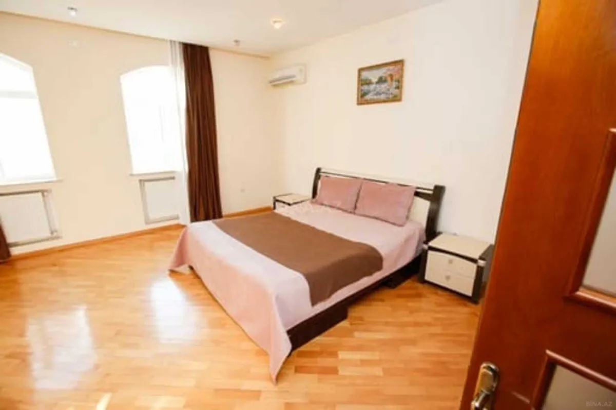 Satılır 8 otaqlı həyət evi 400 m²