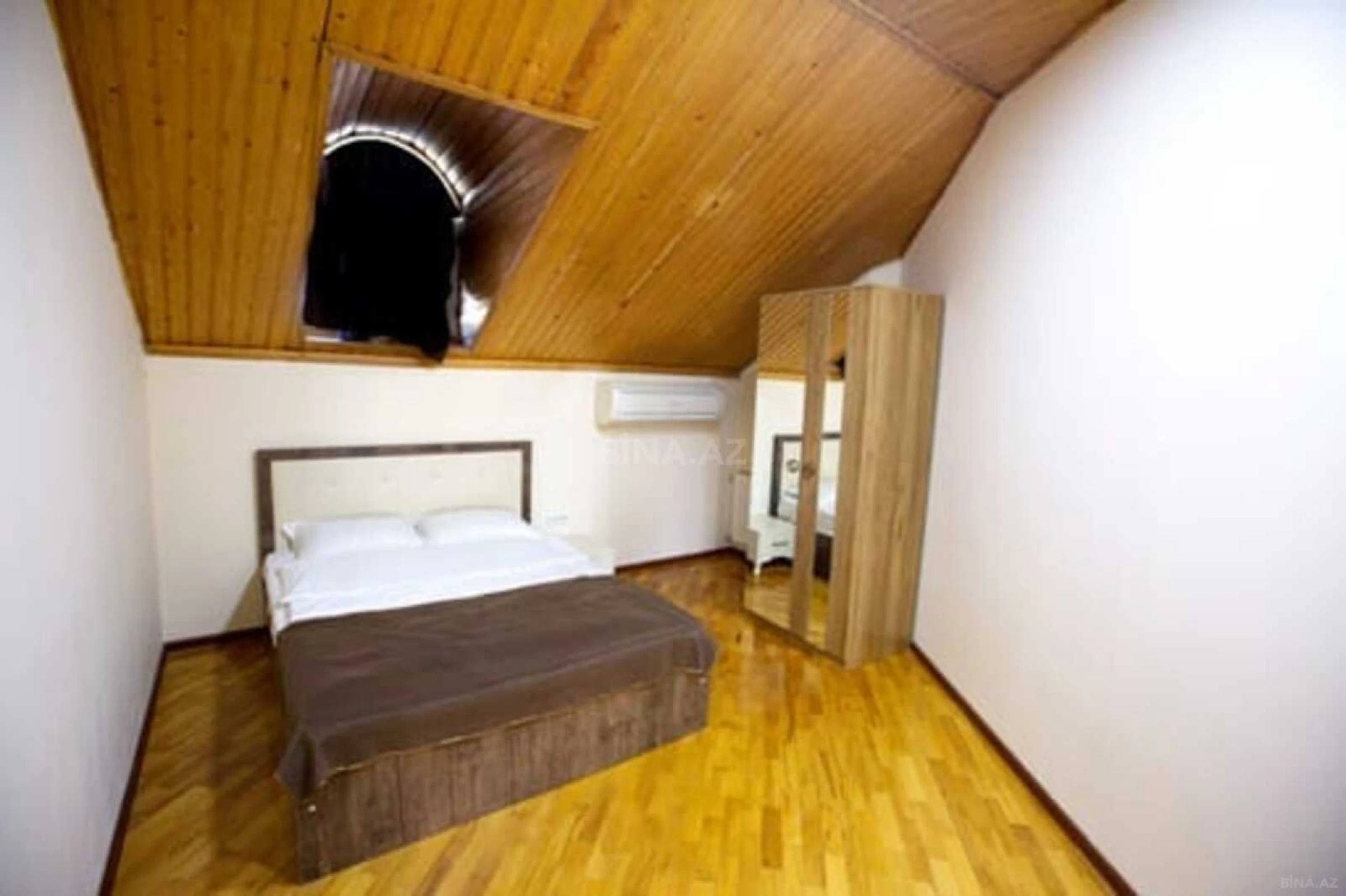 Satılır 8 otaqlı həyət evi 400 m²