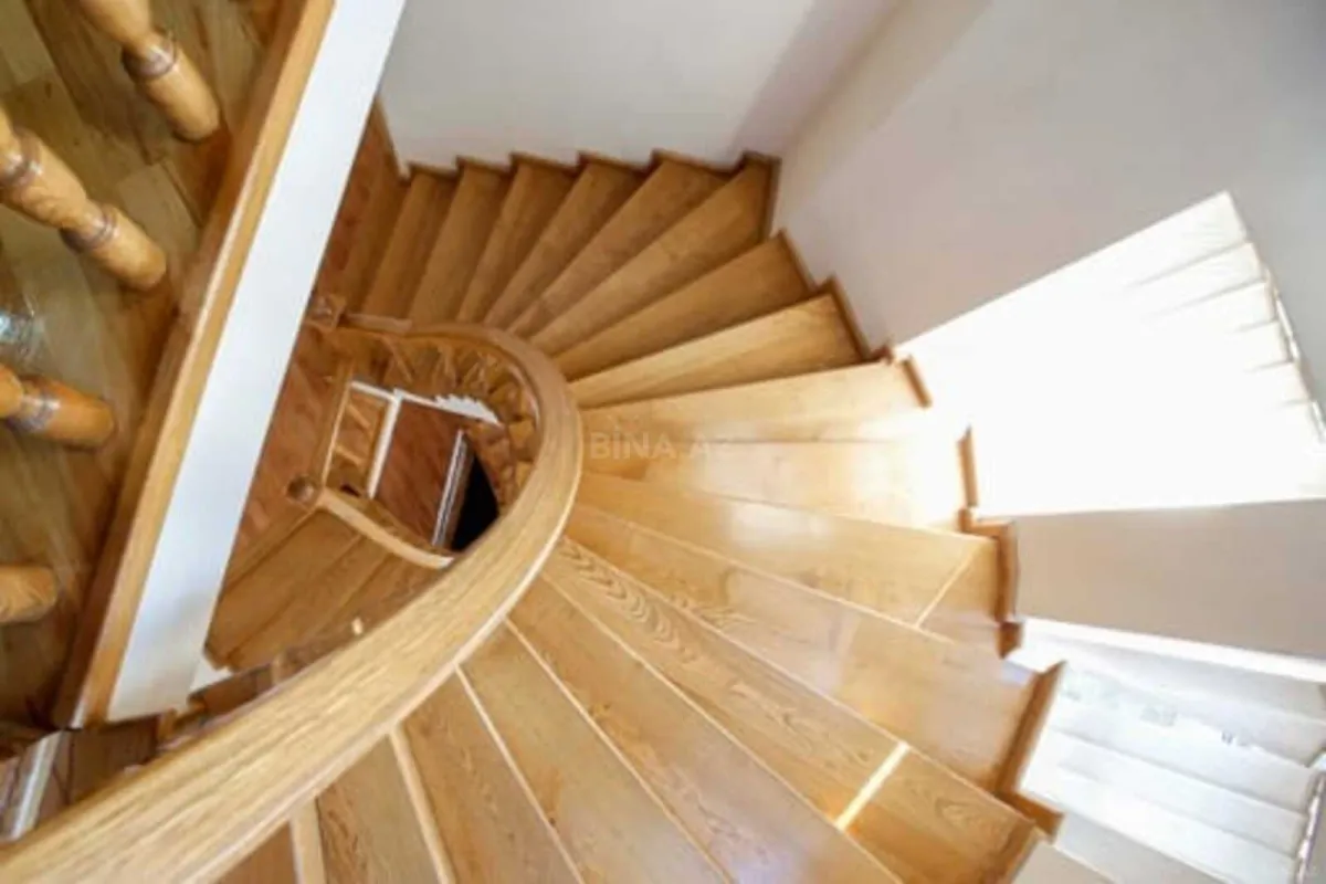 Satılır 8 otaqlı həyət evi 400 m²