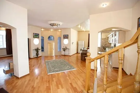 Satılır 8 otaqlı həyət evi 400 m²
