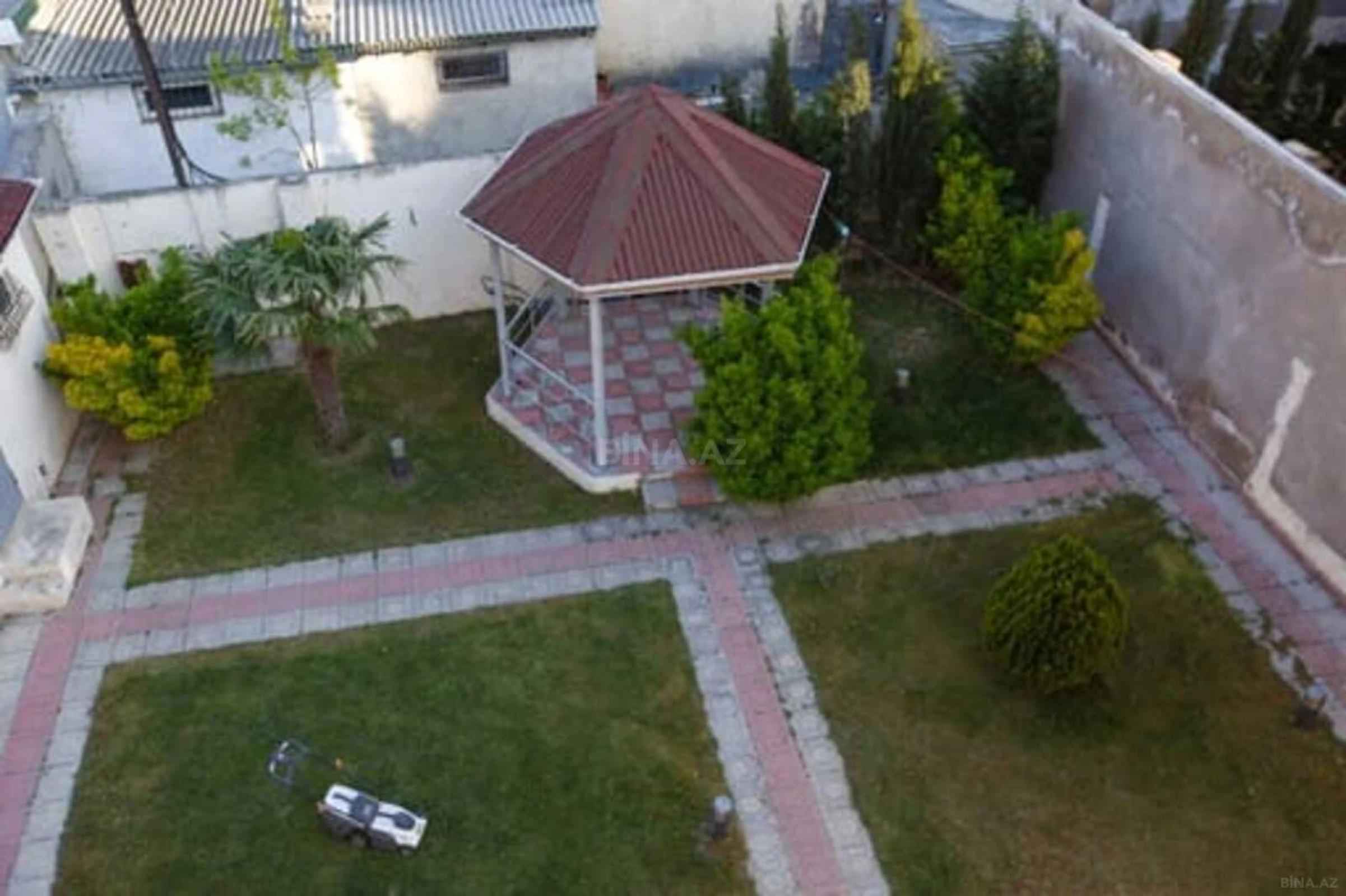 Satılır 8 otaqlı həyət evi 400 m²