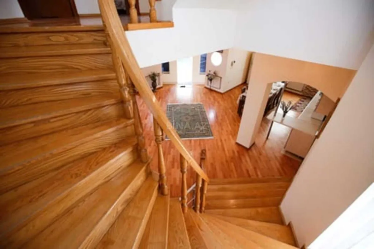 Satılır 8 otaqlı həyət evi 400 m²