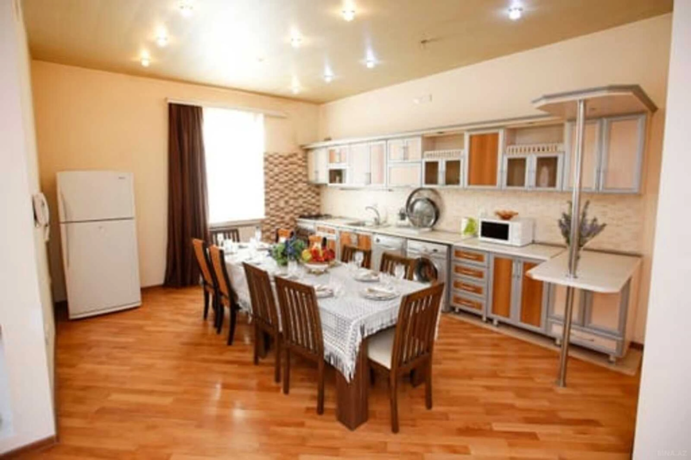 Satılır 8 otaqlı həyət evi 400 m²