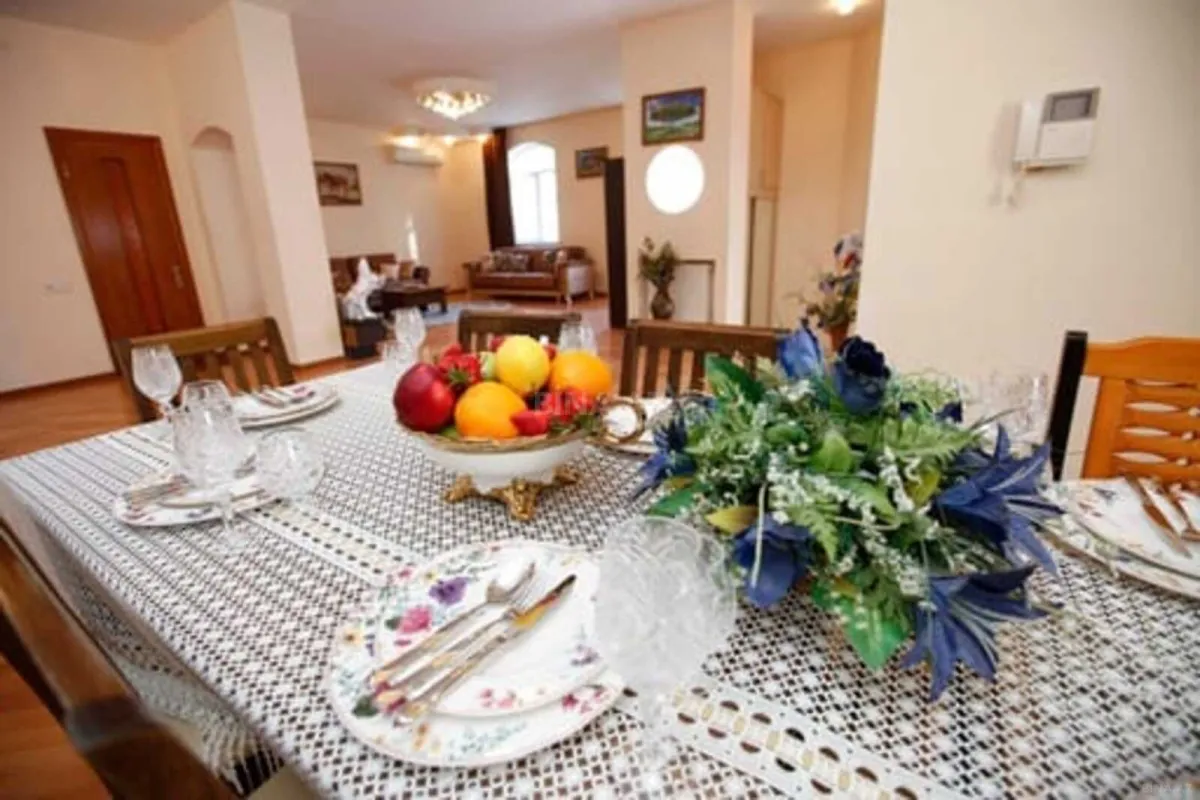 Satılır 8 otaqlı həyət evi 400 m²