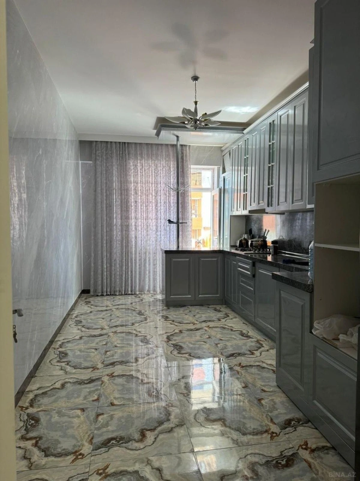 Kirayə verilir 3 otaqlı mənzil 150 m²