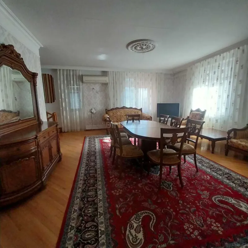 Kirayə verilir 8 otaqlı həyət evi 450 m²