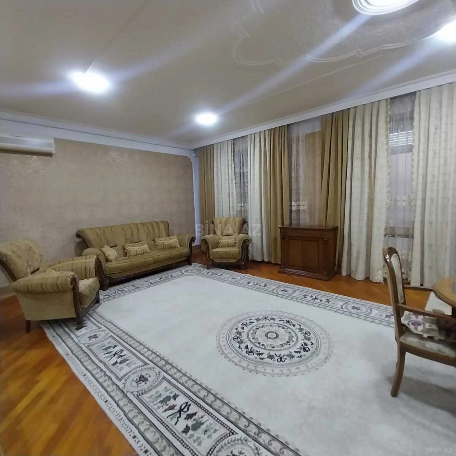 Kirayə verilir 8 otaqlı həyət evi 450 m²