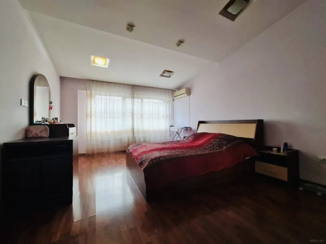 Satılır 4 otaqlı mənzil 140 m²